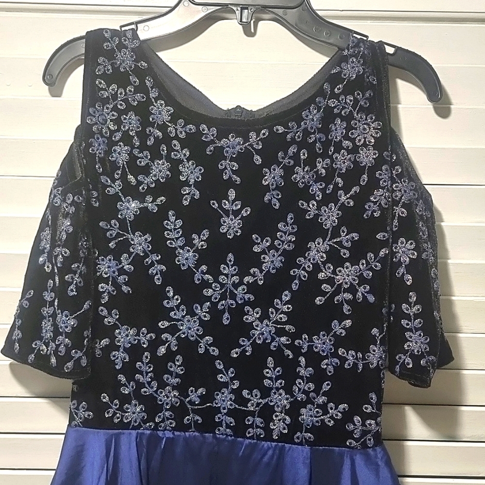 Maxi Embroidered Dress - Picture 6 of 9